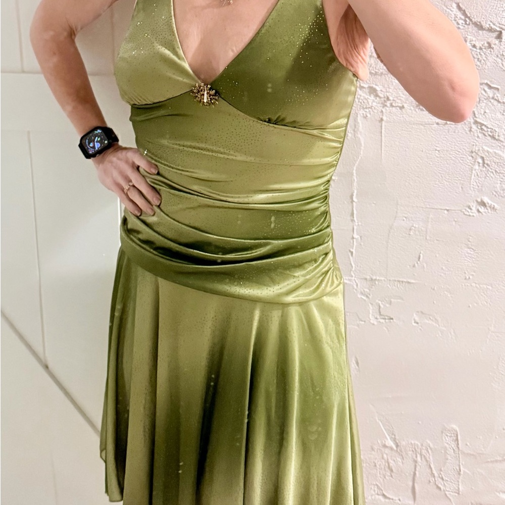 VENUS Elegant Green Midi Dress with Brooch